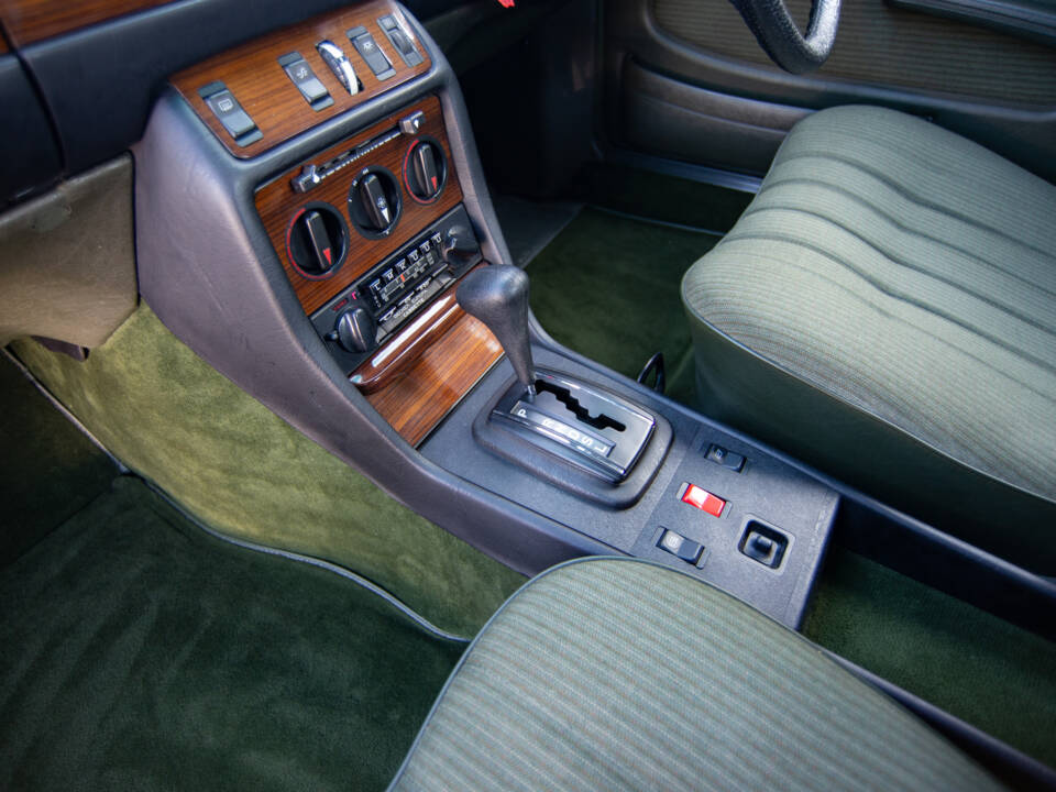 Immagine 20/29 di Mercedes-Benz 280 E (1983)