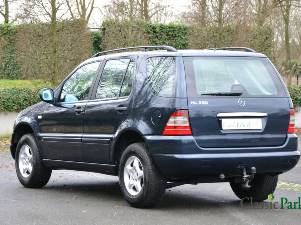 Imagen 3/50 de Mercedes-Benz ML 230 (1998)