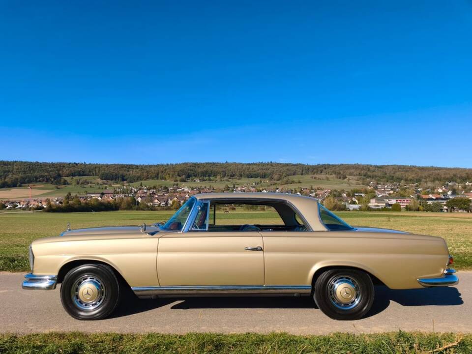 Afbeelding 3/30 van Mercedes-Benz 220 SE b (1961)