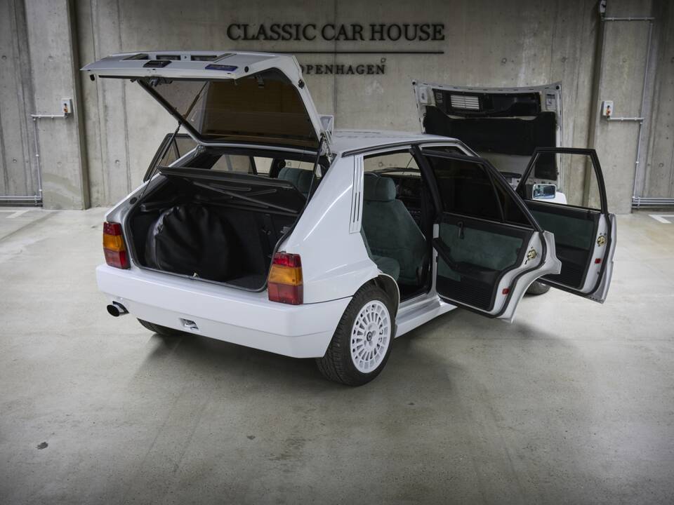 Image 57/93 of Lancia Delta HF Integrale Evoluzione I (1992)