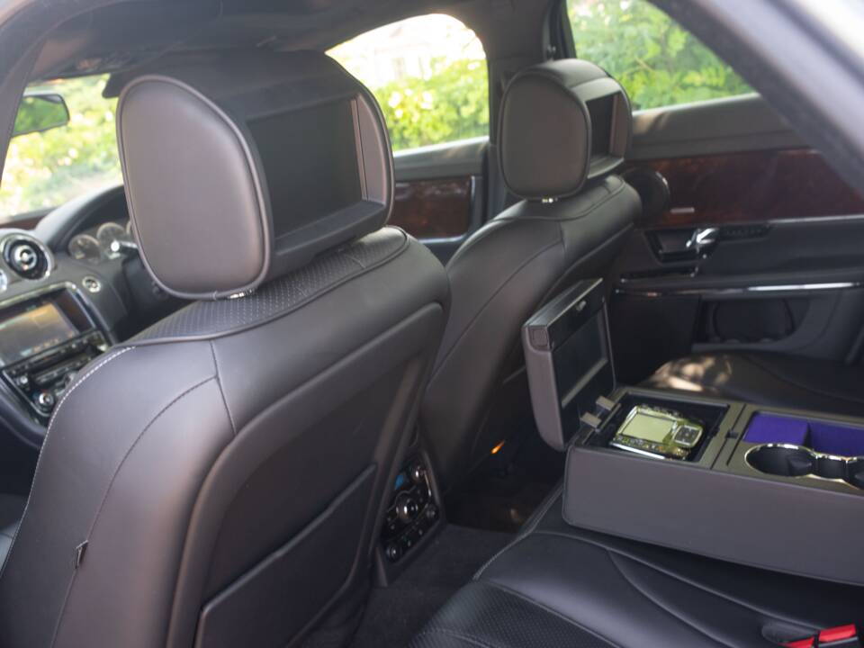 Immagine 17/37 di Jaguar XJ 5.0 (2011)