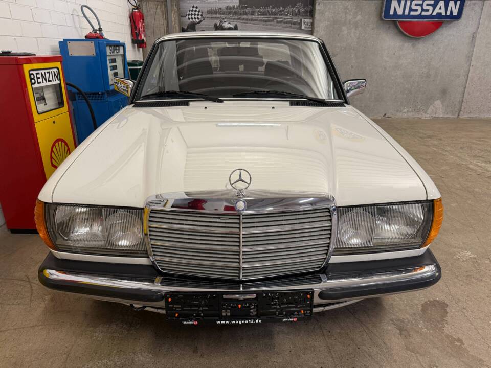 Image 4/18 of Mercedes-Benz 200 (1983)