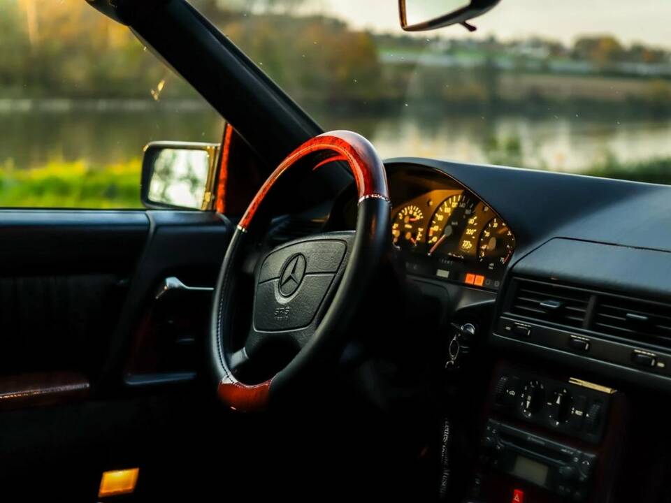 Image 2/8 de Mercedes-Benz 300 SL (1993)