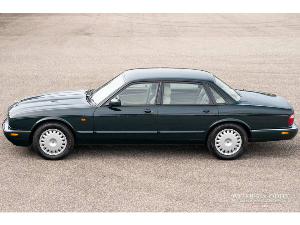 Bild 2/32 von Jaguar XJ 8 Executive (1998)