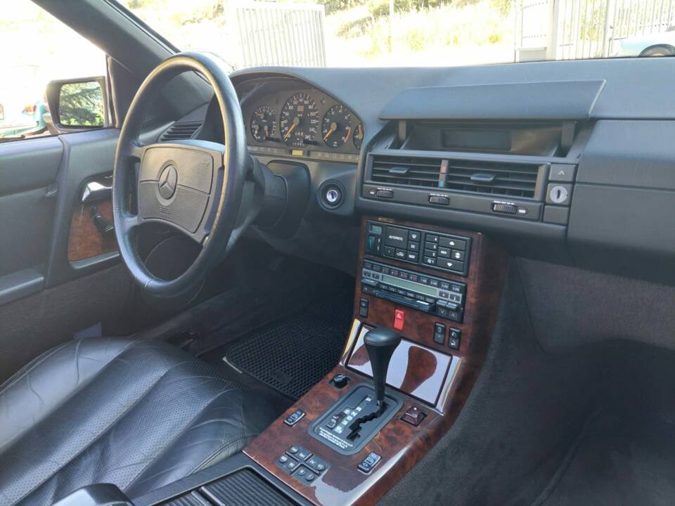 Image 14/22 of Mercedes-Benz 500 SL (1991)