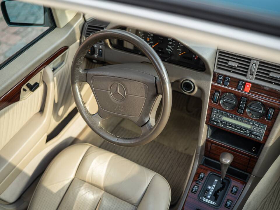 Bild 32/74 von Mercedes-Benz C 280 (1993)
