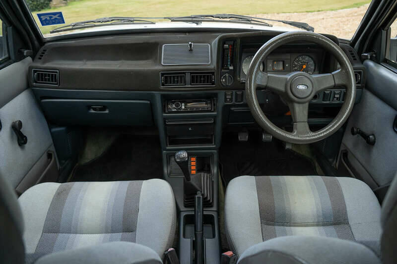 Image 46/50 of Ford Escort XR3i (1983)