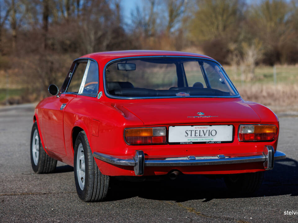 Image 9/43 of Alfa Romeo 2000 GT Veloce (1972)