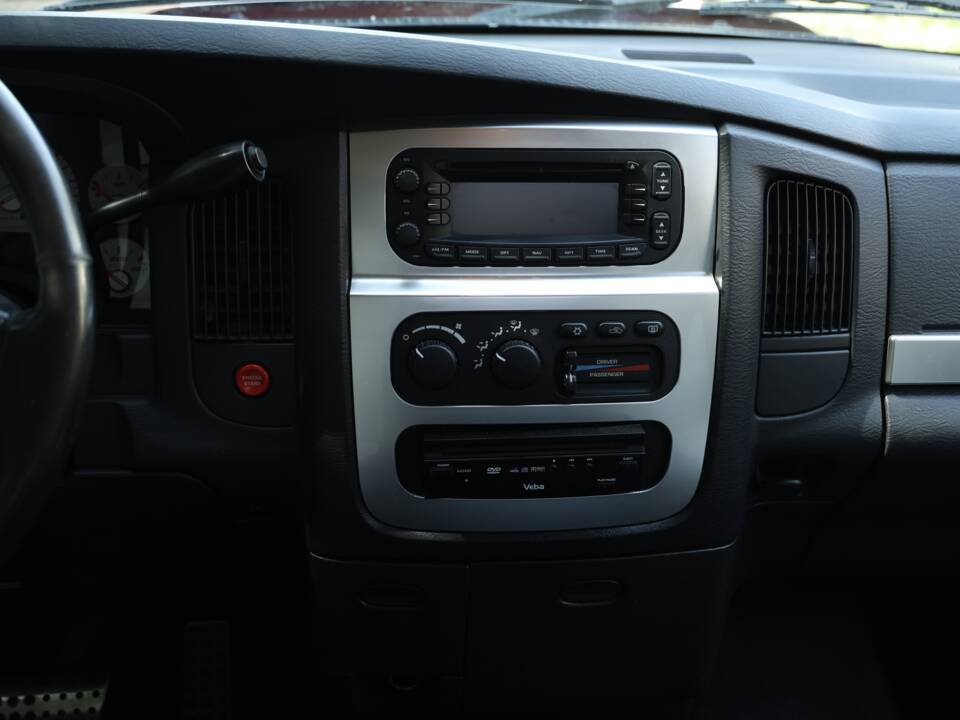 Image 56/82 of Dodge Ram SRT 10 (2005)