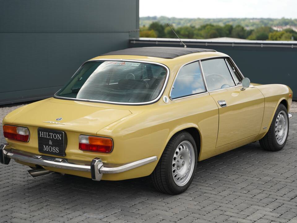 Bild 22/50 von Alfa Romeo 2000 GT Veloce (1975)
