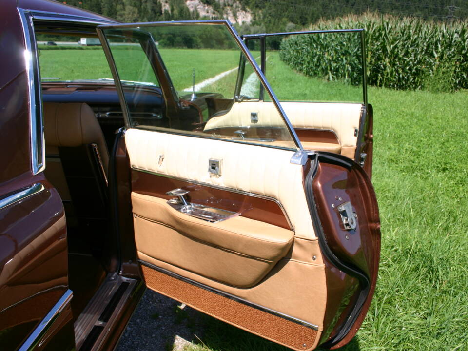 Image 6/20 of Imperial Crown Sedan (1962)