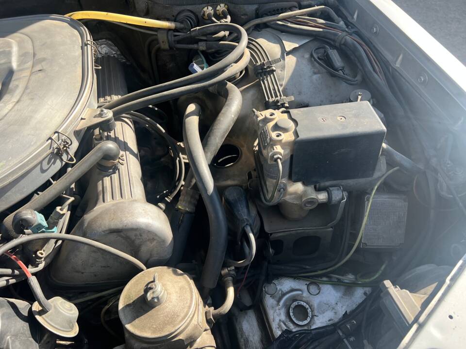 Image 47/77 of Mercedes-Benz 380 SEC (1982)