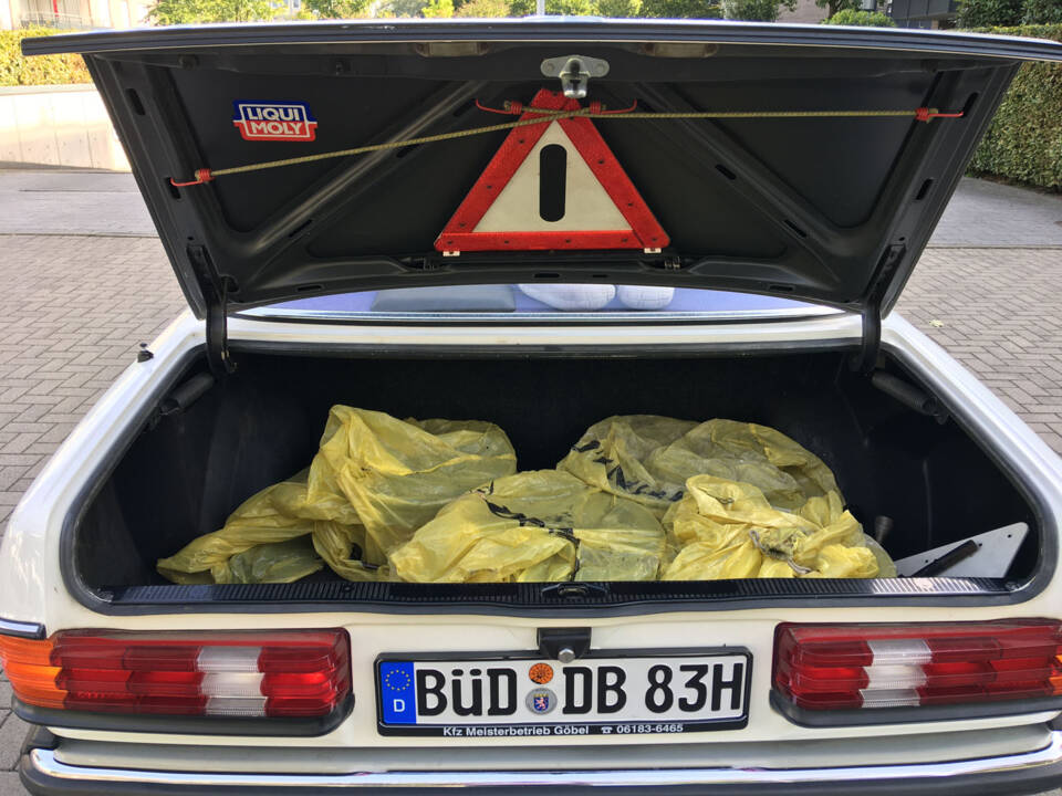 Image 12/13 of Mercedes-Benz 200 (1983)