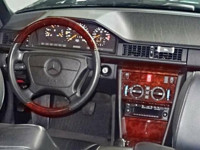 Bild 11/26 von Mercedes-Benz E 220 (1996)