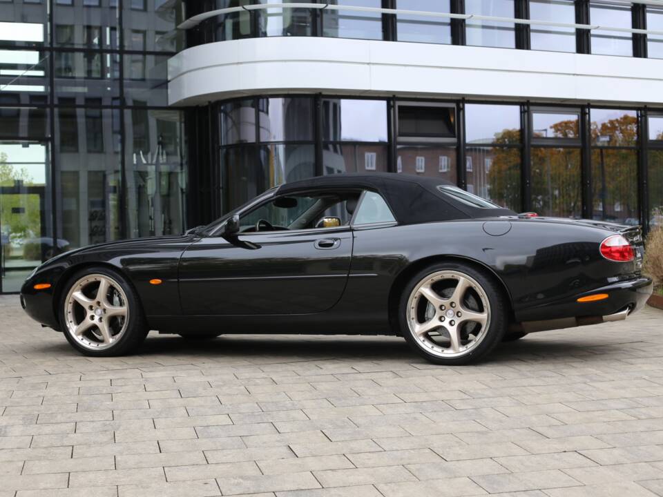 Immagine 42/45 di Jaguar XKR (2001)