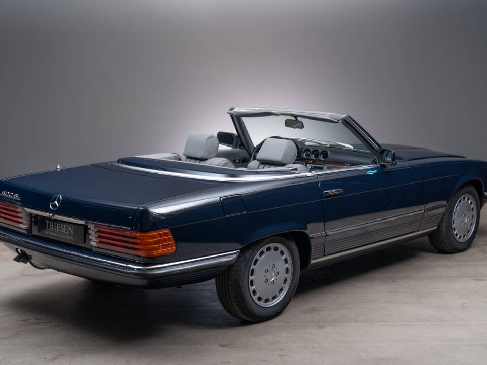 Image 8/24 of Mercedes-Benz 500 SL (1983)