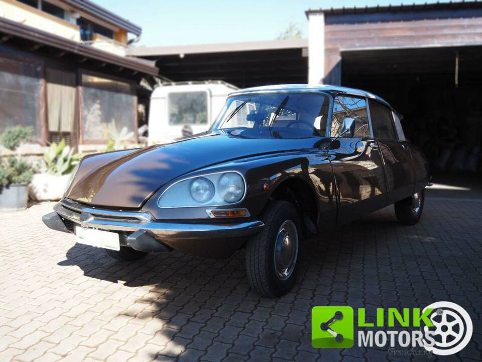 Image 2/10 of Citroën DS 21 (1972)