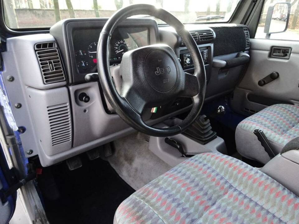 Image 36/42 de Jeep Wrangler Sport Hardtop 2.5 (1997)