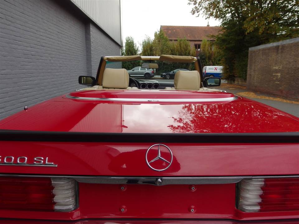 Image 15/84 of Mercedes-Benz 500 SL (1984)