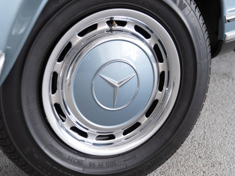 Image 22/48 of Mercedes-Benz 280 SL (1968)