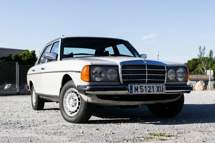 Imagen 5/7 de Mercedes-Benz 300 D (1983)