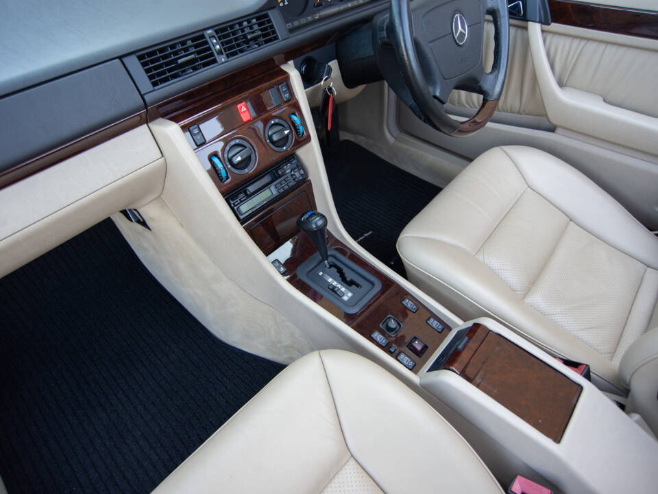 Image 16/26 of Mercedes-Benz E 320 (1996)
