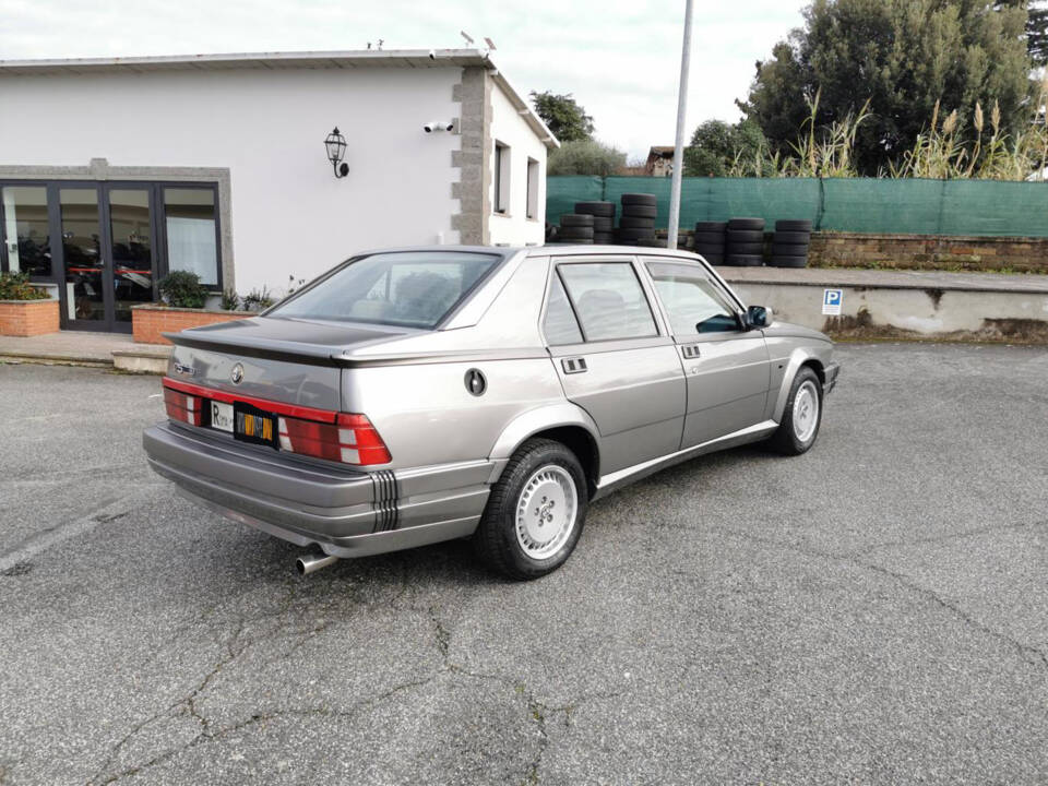 Image 2/36 de Alfa Romeo 75 1.8 Turbo (1990)