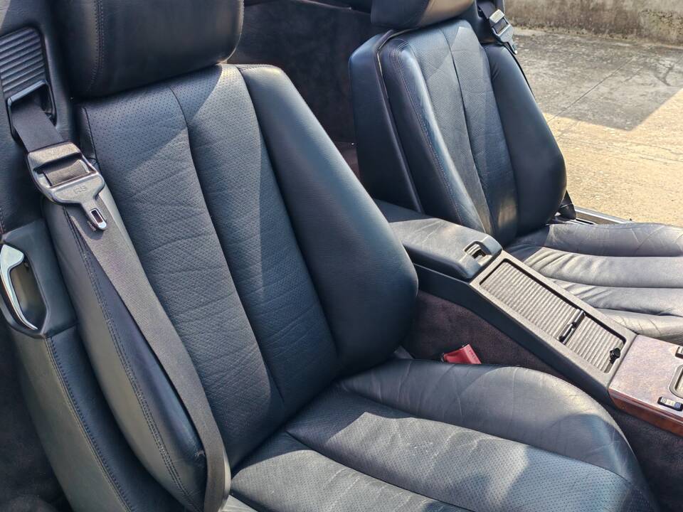 Image 31/42 of Mercedes-Benz 300 SL-24 (1992)