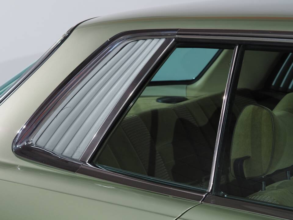 Image 30/66 of Mercedes-Benz 450 SLC (1977)