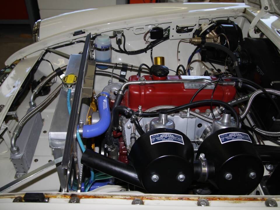 Bild 23/28 von MG MGB GT (1968)