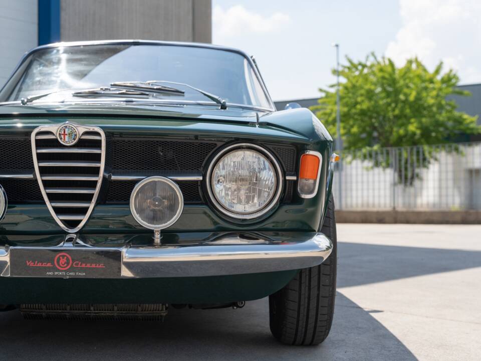 Image 4/83 of Alfa Romeo Giulia GT 1300 Junior (1968)