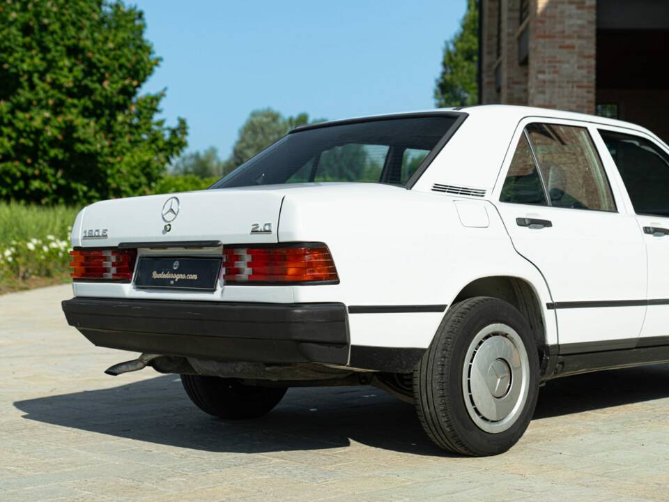 Afbeelding 9/44 van Mercedes-Benz 190 E (1987)