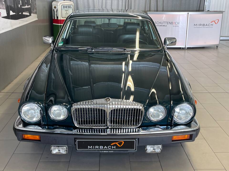 Image 3/18 of Jaguar XJ12 6.0 (1993)