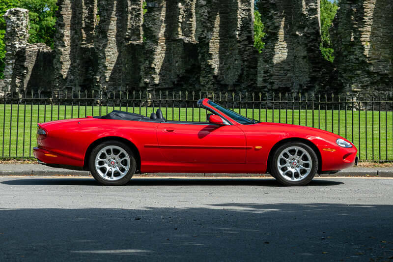 Image 5/33 of Jaguar XK8 4.0 (1999)