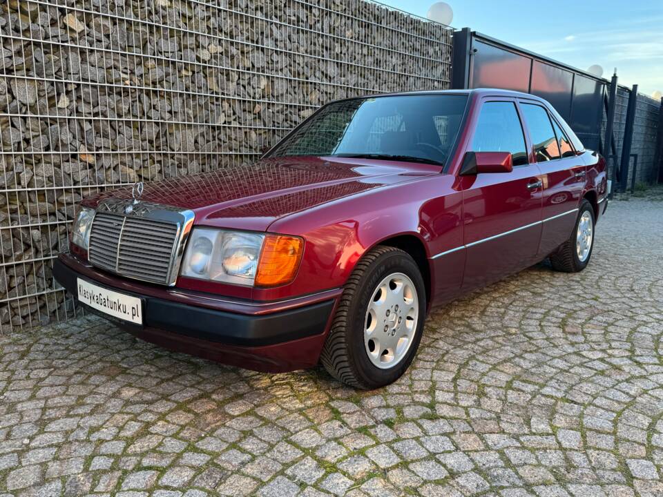 Immagine 2/75 di Mercedes-Benz 230 E (1992)