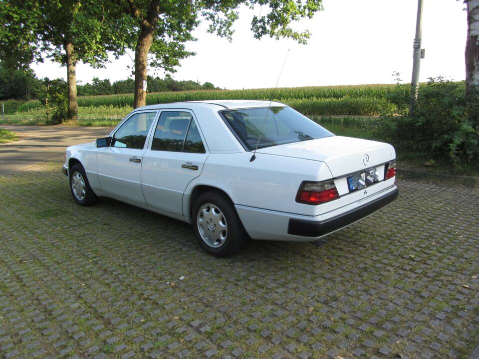 Immagine 3/19 di Mercedes-Benz 260 E (1990)