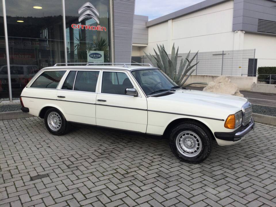 Immagine 31/39 di Mercedes-Benz 240 TD (1983)