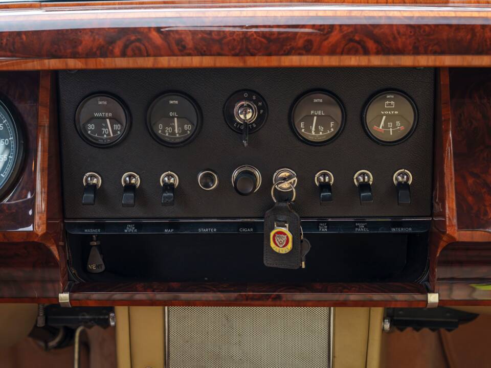 Image 19/31 of Jaguar 340 (1968)