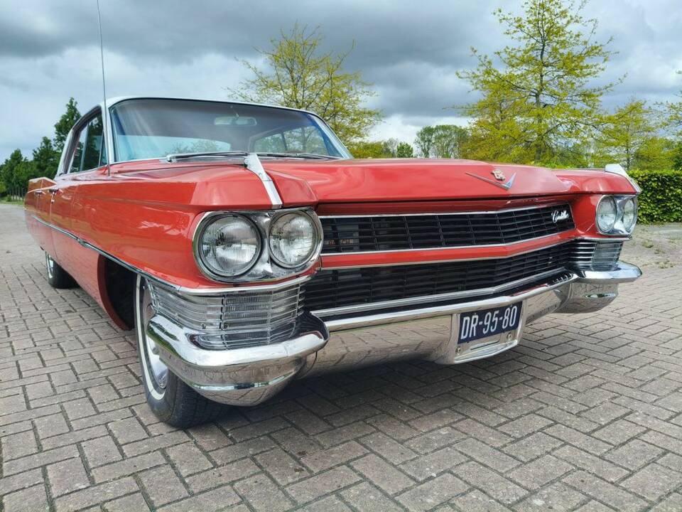 Image 6/8 of Cadillac Sedan DeVille (1965)