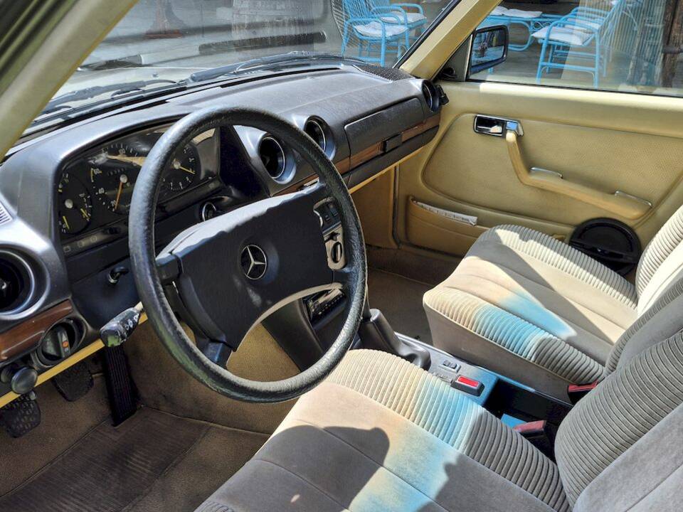 Image 33/71 of Mercedes-Benz 240 D (1980)