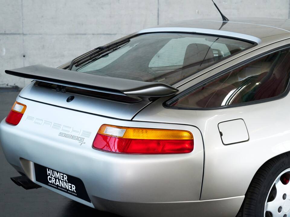 Image 31/50 of Porsche 928 GT (1989)