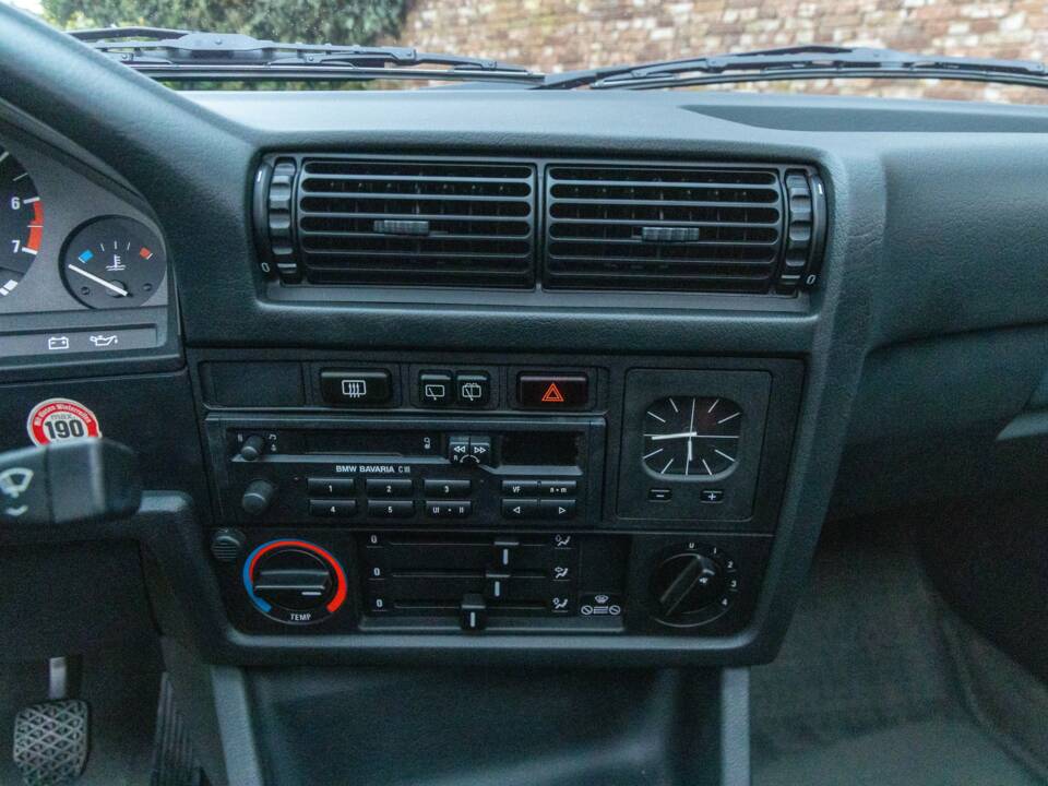 Image 38/50 of BMW 316i Touring (1993)