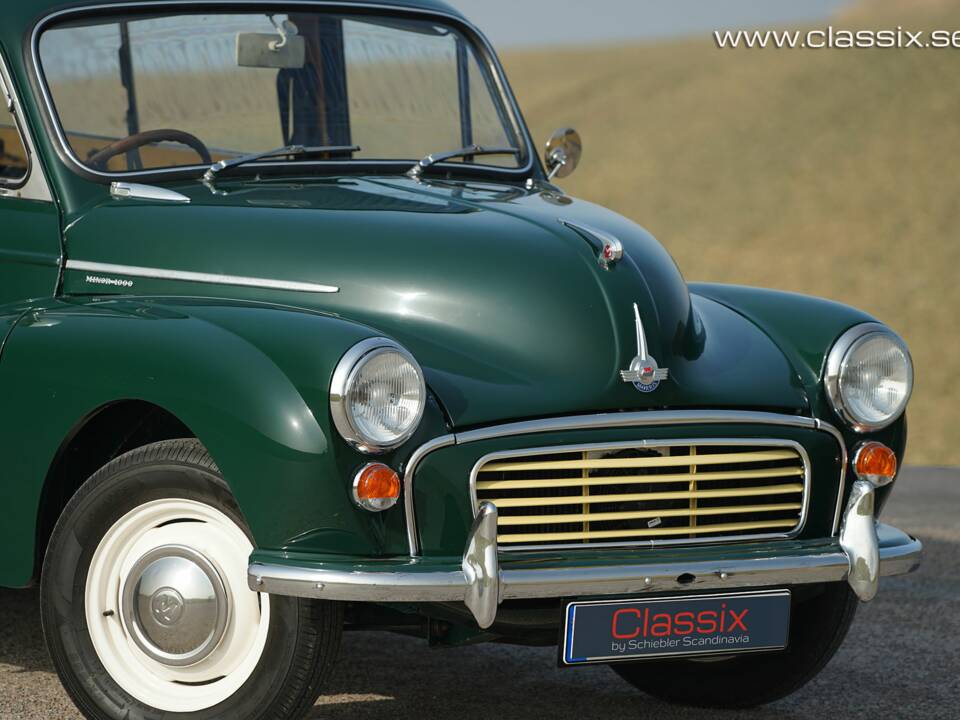 Image 2/17 of Morris Minor 1000 Traveller (1971)