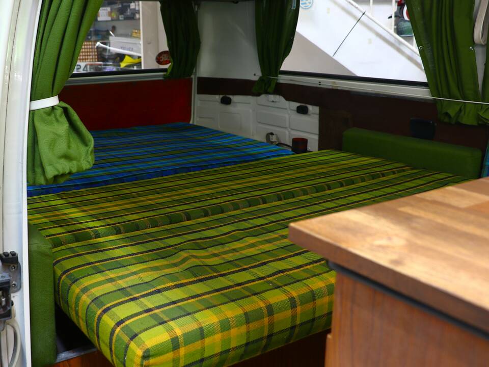 Bild 25/38 von Volkswagen T2b Camper (1974)