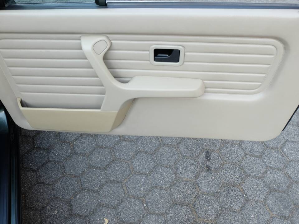Immagine 25/48 di BMW 325i (1986)