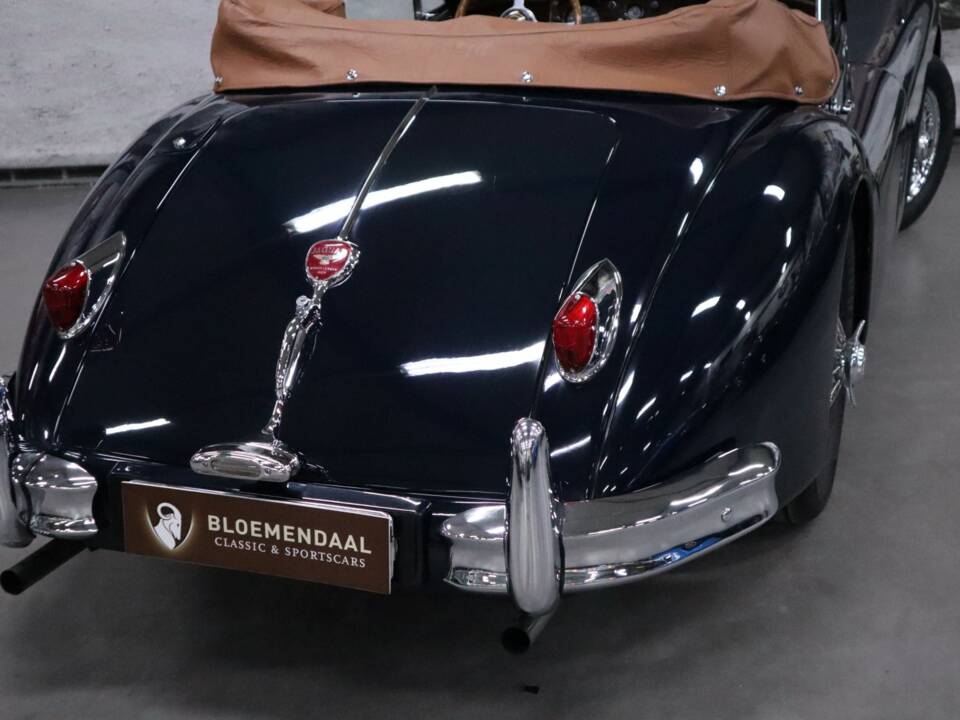 Immagine 38/43 di Jaguar XK 140 DHC (1957)