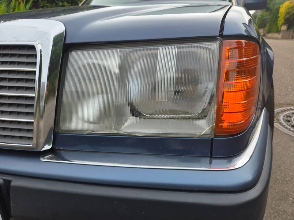 Afbeelding 32/54 van Mercedes-Benz 200 E (1992)