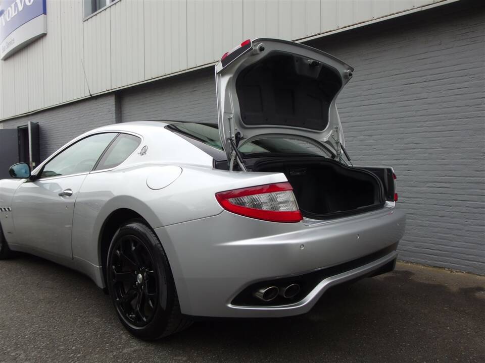 Image 80/98 of Maserati GranTurismo 4.2 (2009)