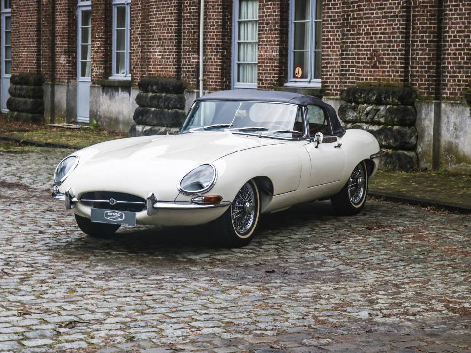 Image 18/32 of Jaguar Type E 4.2 (1966)