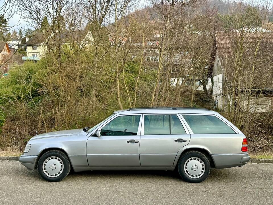Image 7/16 of Mercedes-Benz E 300 Turbodiesel T (1996)